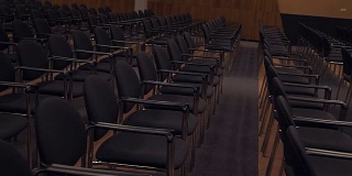 会议大厅空着，座位空着，准备发言