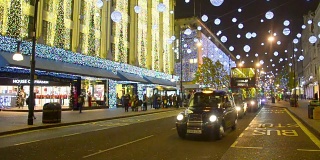 圣诞前夜的牛津大街，交通拥挤，人潮涌动