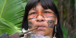 在巴西抽烟斗的土著妇女