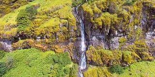 鸟瞰图沿着美丽的绿色山，轿子山，中国云南