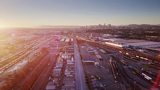 日落时分洛杉矶市中心附近的仓库和货场-航拍
