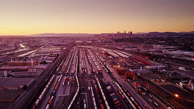 日落的洛杉矶工业区-鸟瞰图