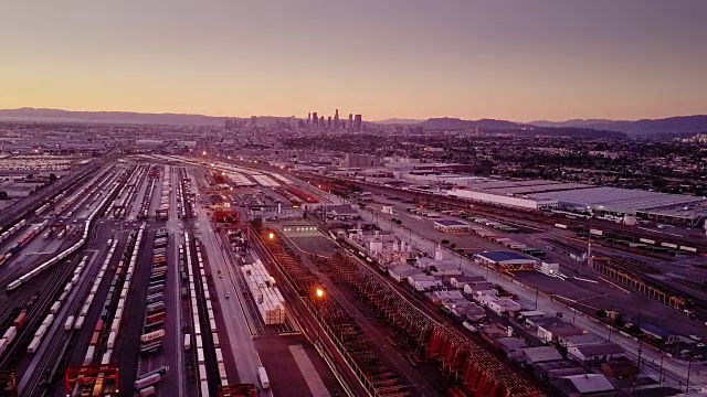 航空拍摄的多式铁路院子与市中心洛杉矶天际线