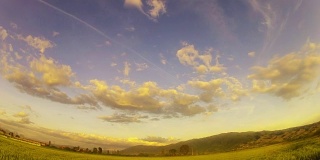 绿麦，稻田和多云的天空时光流逝，广角