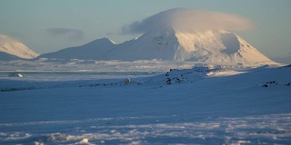 北极日落时的云帽。在霍恩松德峡湾附近。