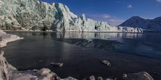 面对着北极峡湾的冰川。在霍恩松德峡湾附近。