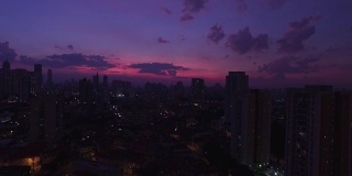 紫色日落在圣保罗城市，巴西