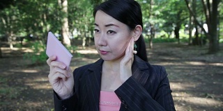 日本女商人检查她的化妆