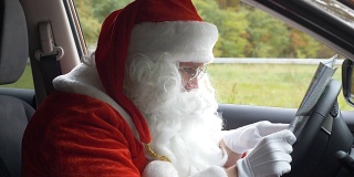 圣诞老人迷路了，正在看地图在汽车50帧每秒