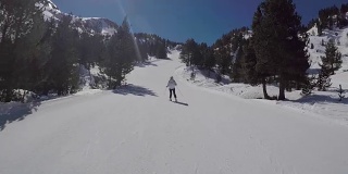 那个女人正在山上的滑雪场滑雪。