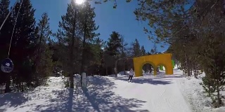 安道尔格兰德瓦利拉——一名滑雪者在滑雪乐园中遇到障碍。