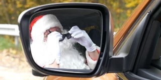 圣诞老人在车里以50帧/秒的速度摘下太阳镜