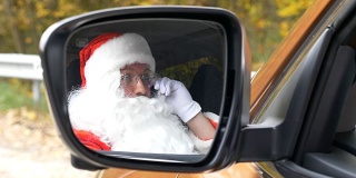 圣诞老人坐在车里打电话，每秒50帧