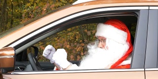 圣诞老人坐在车的侧面跳舞50帧/秒