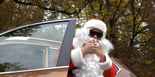 圣诞老人戴着墨镜在车旁抽烟，每帧50帧