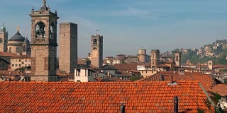 意大利老贝加莫全景。贝加莫，也被称为La Citt dei Mille，“千城”，位于意大利北部伦巴第，距米兰东北约40公里。