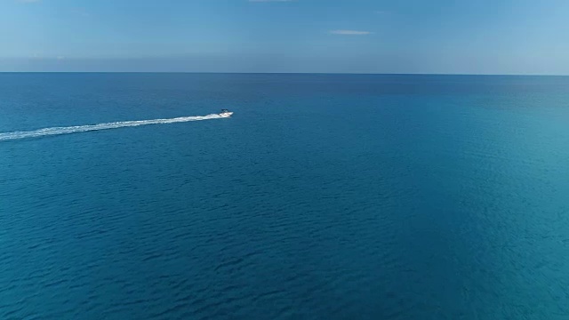 在塞浦路斯阿伊纳帕尼西海滩的地中海上，急躁地开动汽艇。空中无人机拍摄。