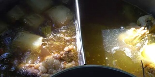 泰式面条的汤冒着热气:4k