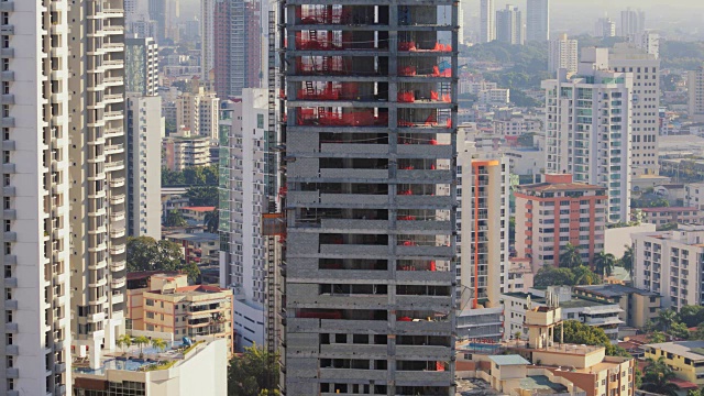 有摩天大楼新建筑电梯的建筑工地