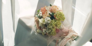 橱窗里新娘的绿色和粉色婚礼花束