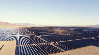 在沙漠中创造清洁可再生能源的大型太阳能农场上空的鸟瞰图视频素材模板下载
