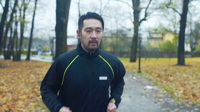 日本人在雨天跑步(慢镜头)