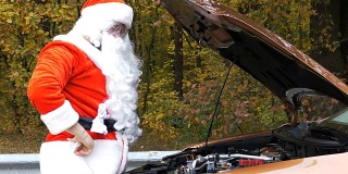 圣诞老人摘下手套，以50帧/秒的速度打开汽车引擎盖