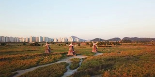 空中，近距离飞行在仁川的木制风车旁边，首尔，韩国