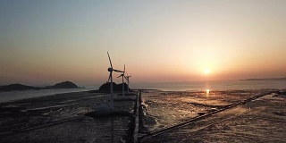 韩国大武道岛，日落时的风力涡轮机。
