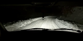 开车在雪山路上pov，超高清股票视频