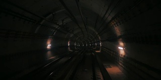 从一列行驶的火车前面看地铁隧道。快速的地下火车在现代城市的隧道中加速。巴塞罗那一列地下列车沿着其路线行驶的长镜头。4 k