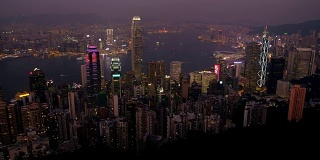 暮色中的香港城市景观