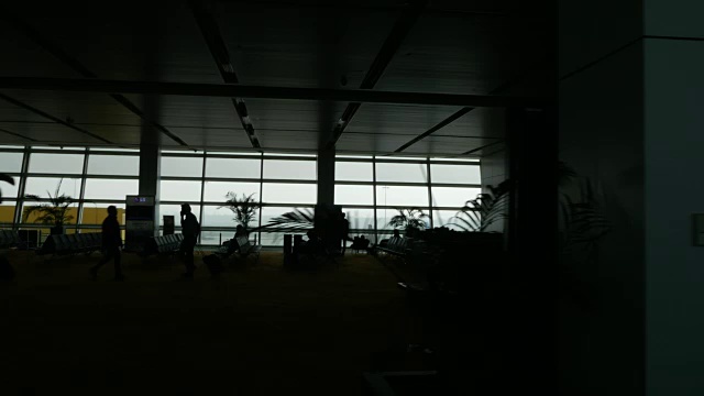 新德里机场人们的剪影