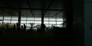 新德里机场人们的剪影