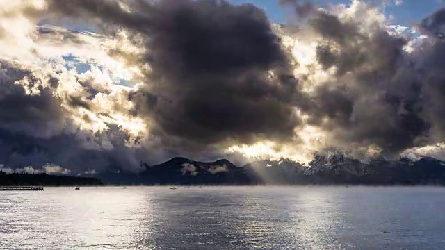 戏剧性的日落在太浩湖-时间流逝