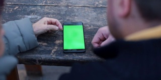 高年级学生使用绿屏手机