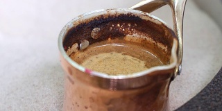 土耳其咖啡的制备在热沙铜塞兹韦上，用古老的土耳其方式冲泡咖啡饮料。16、举国饮，爱他遍天下，好心情整天