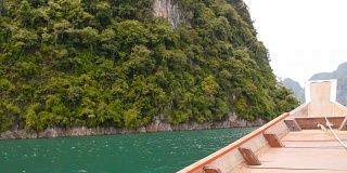 长尾船传统旅游在泰国周兰坝