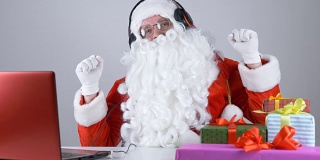 圣诞老人戴着耳机听音乐，跳50帧/秒的舞