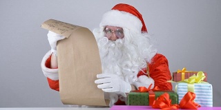 圣诞老人以50帧/秒的速度读孩子写的信