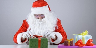 圣诞老人给孩子包装礼物50帧/秒