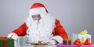 圣诞老人吃饼干喝牛奶50帧/秒