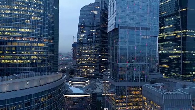 市中心摩天大楼的迷人景色。摩天大楼，晚上的办公室。4 k。