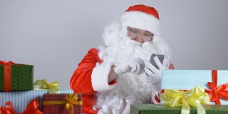 圣诞老人用手机，笑起来是50fps