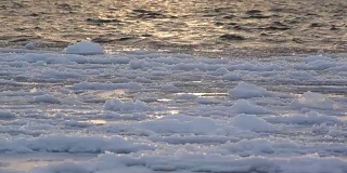 冬天的海浪和冰