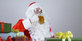 圣诞老人显示一个岩石标志和喝啤酒50 fps