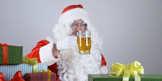 圣诞老人摘下胡子，喝啤酒50帧/秒