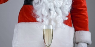 圣诞老人以50帧/秒的速度倒香槟