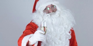 圣诞老人以50帧每秒的速度拿起一杯香槟