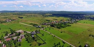 波兰的乡村风景，青山绿水，蓝天白云。从以上观点。